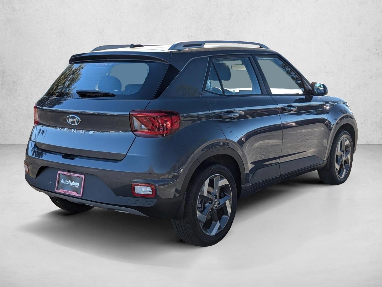 2025 Hyundai Venue SEL photo 2