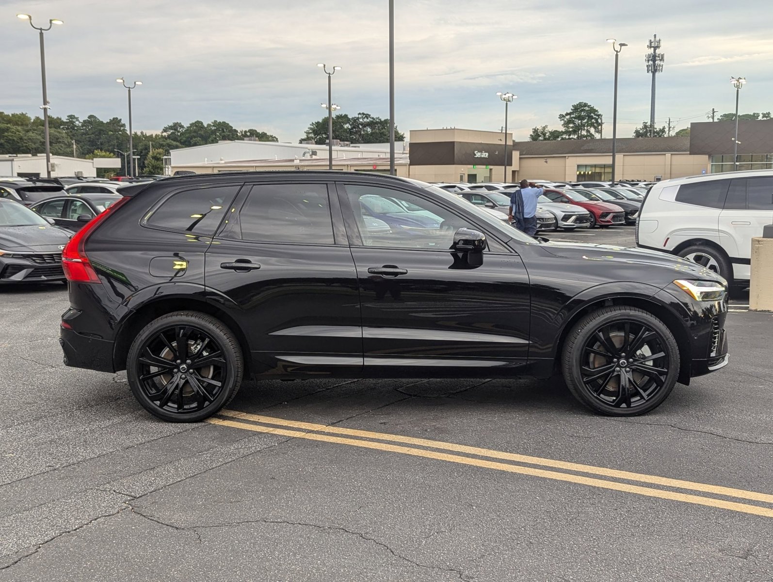 2024 Volvo XC60 Recharge Hybrid Ultimate Black Edition photo 4