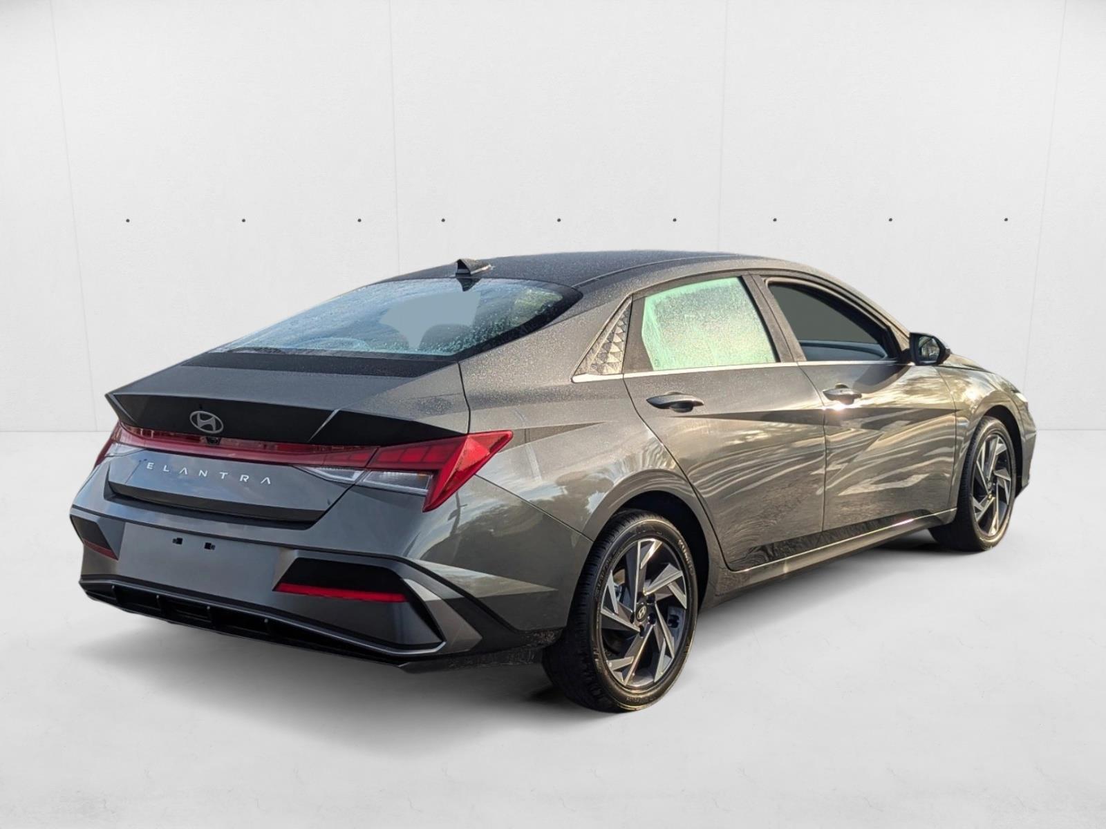 2025 Hyundai Elantra SEL Convenience photo 2