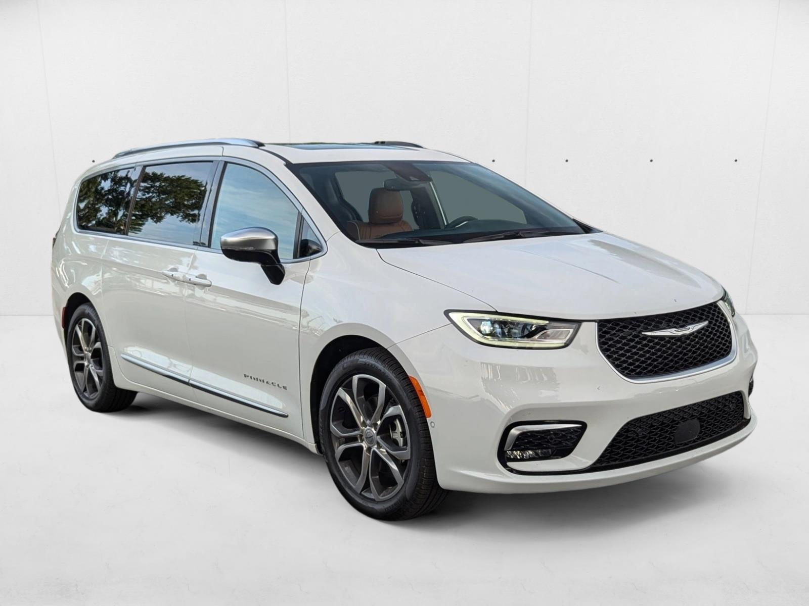 2025 Chrysler Pacifica Pinnacle photo 3