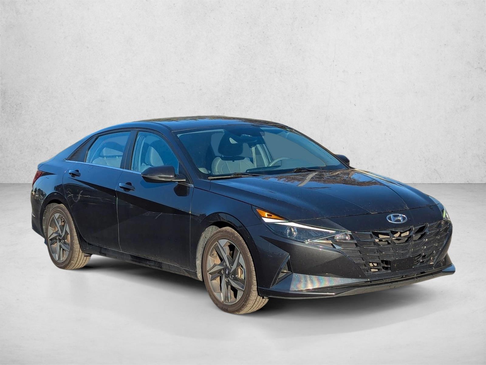 2022 Hyundai Elantra SEL photo 3