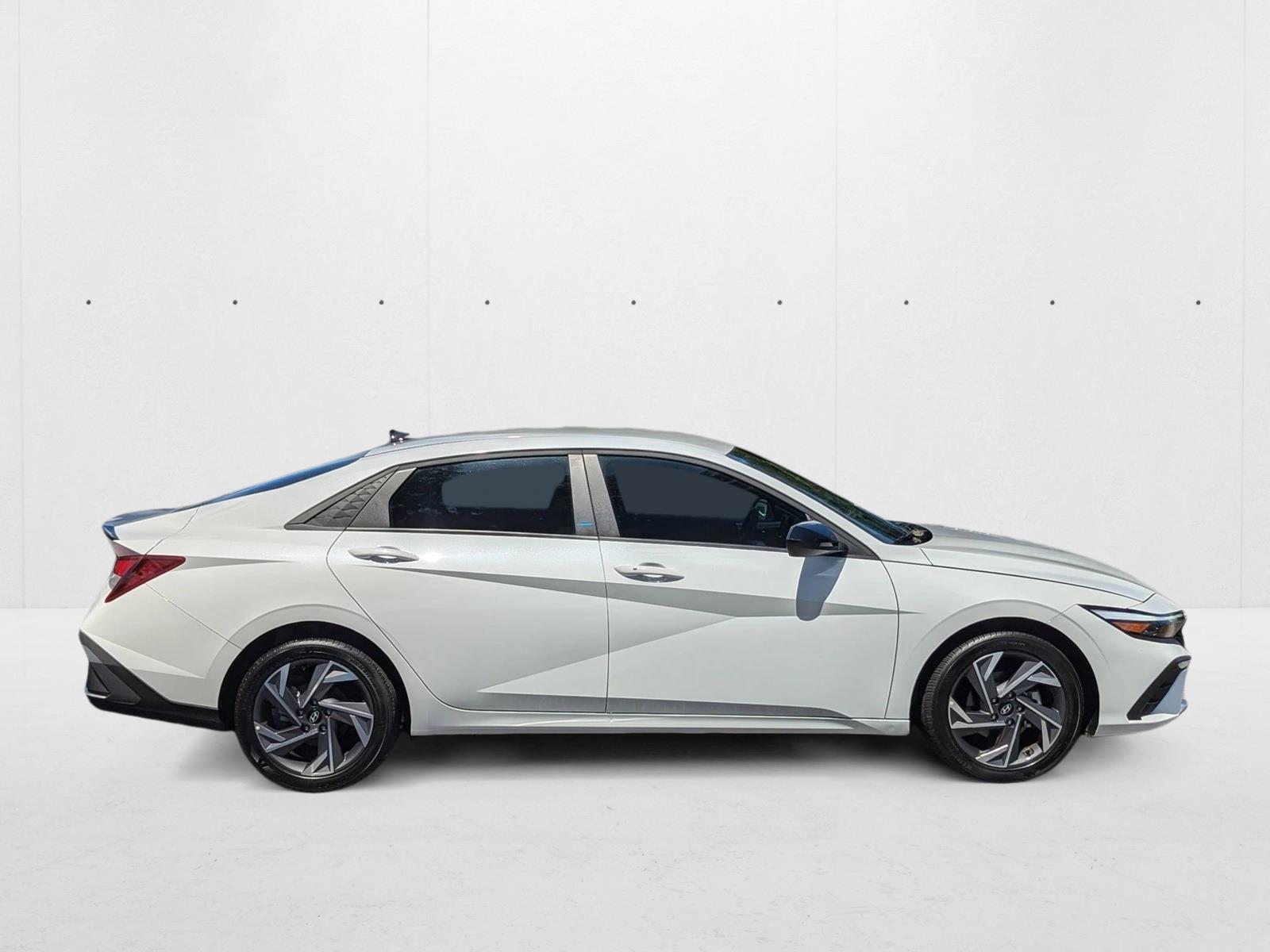 2025 Hyundai Elantra SEL Sport photo 4
