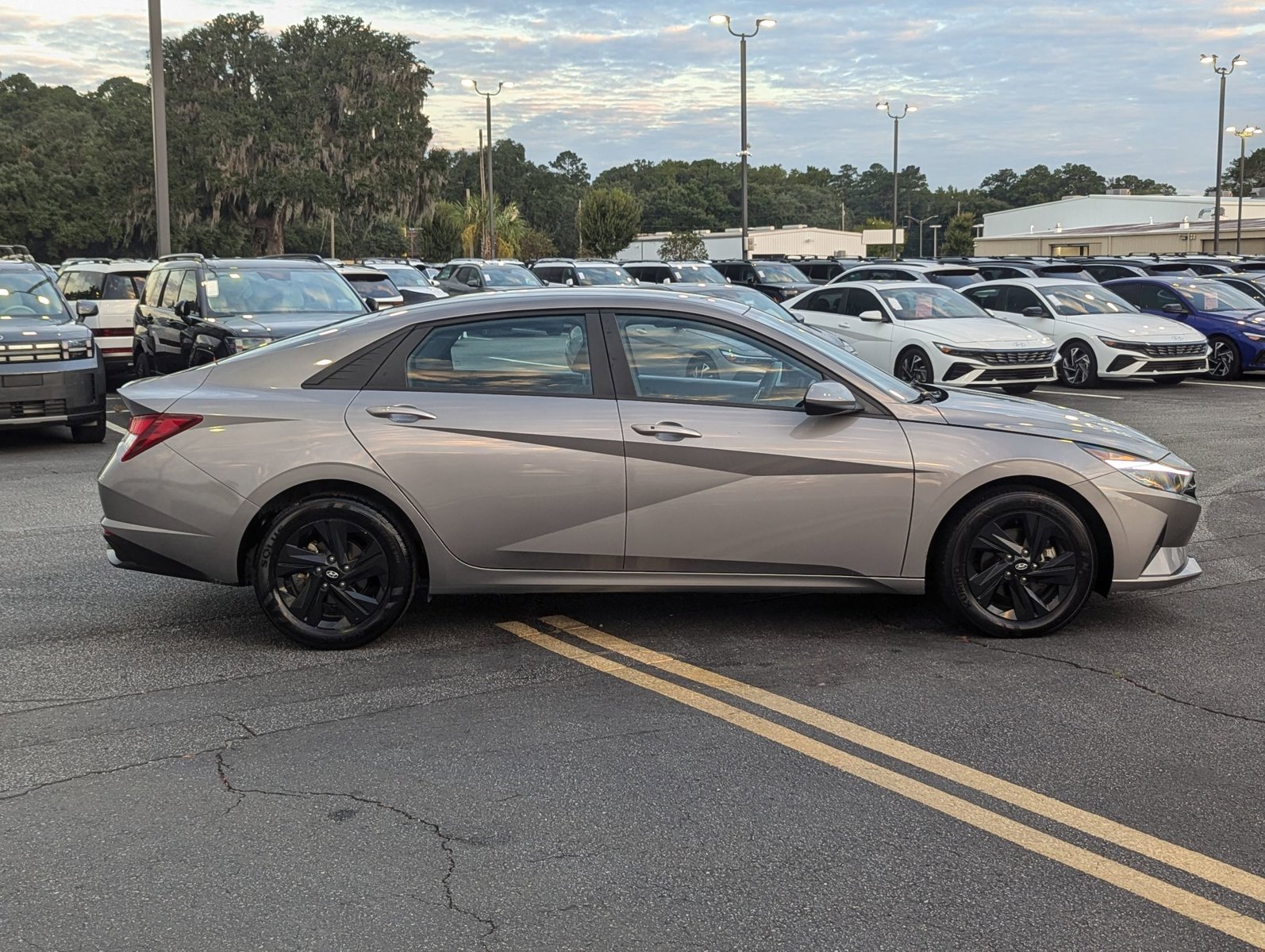 2023 Hyundai Elantra SEL photo 4