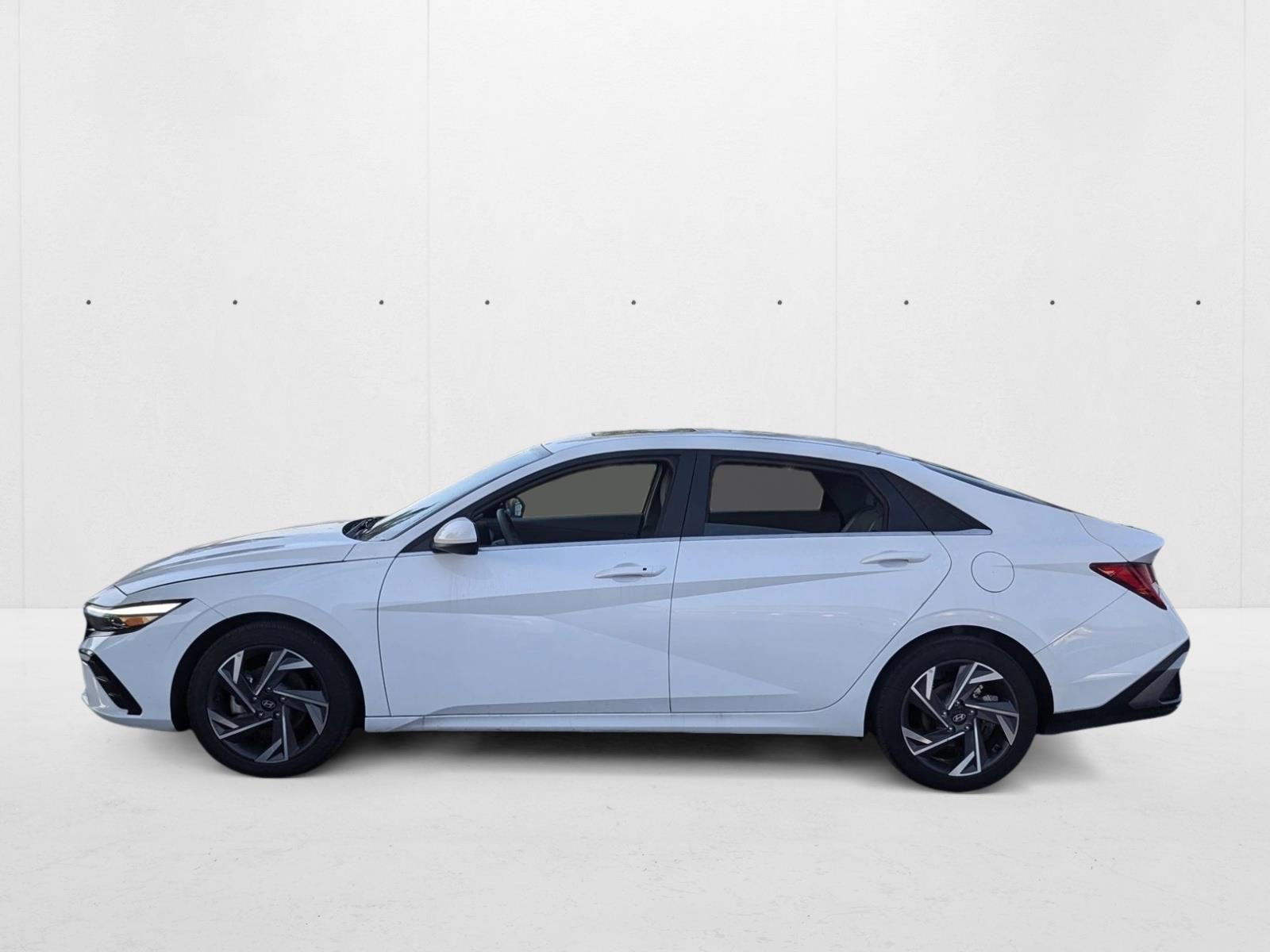2024 Hyundai Elantra SEL Convenience photo 2