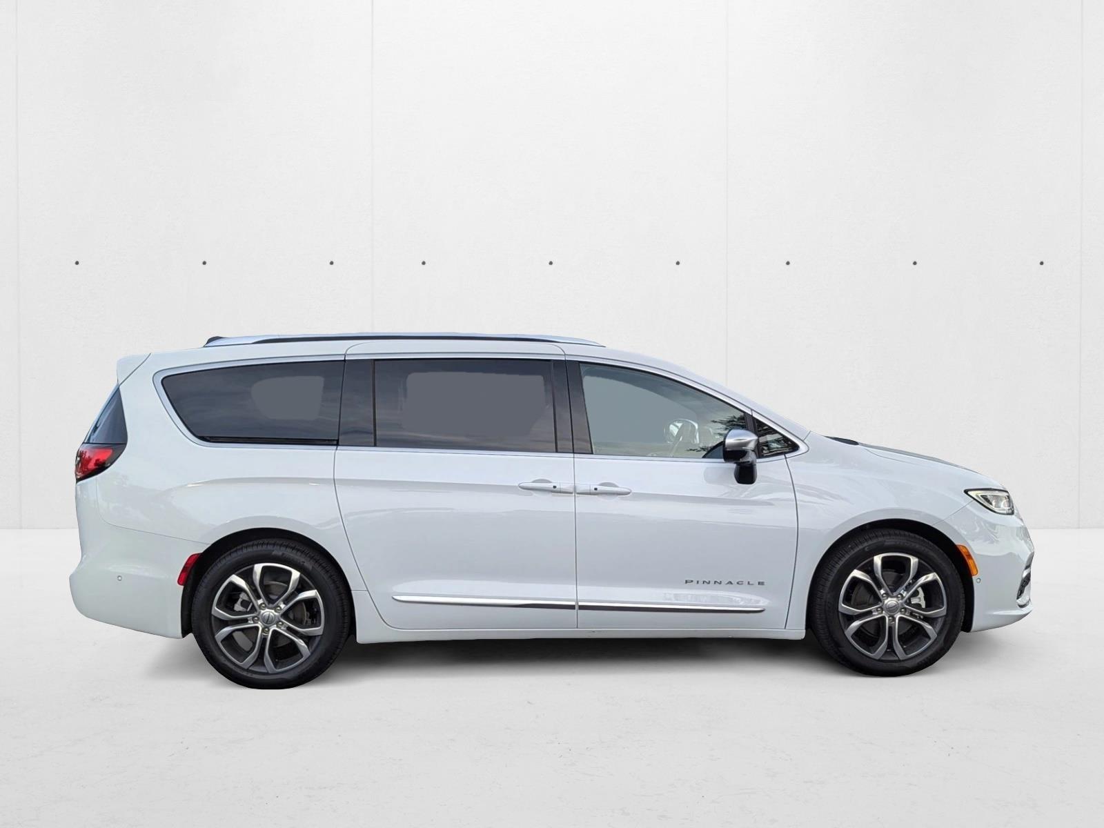 2025 Chrysler Pacifica Pinnacle photo 4