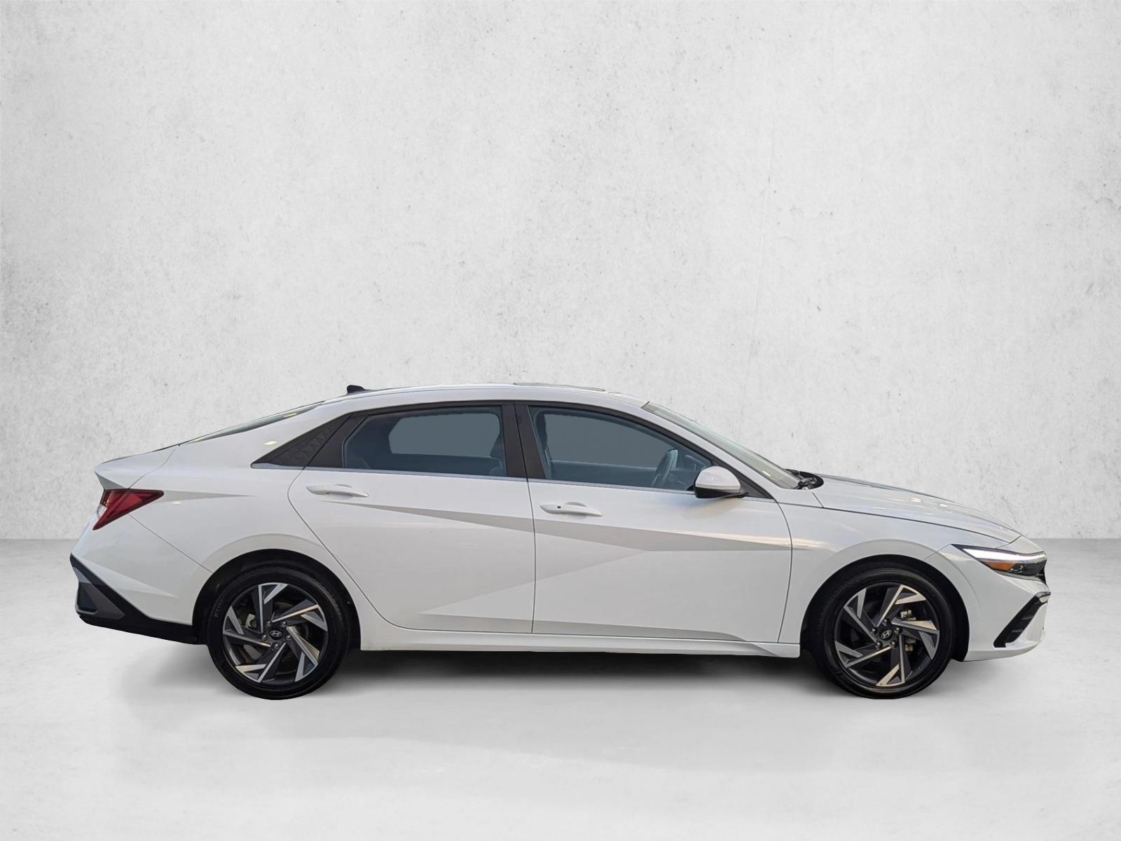 2024 Hyundai Elantra SEL Convenience photo 4