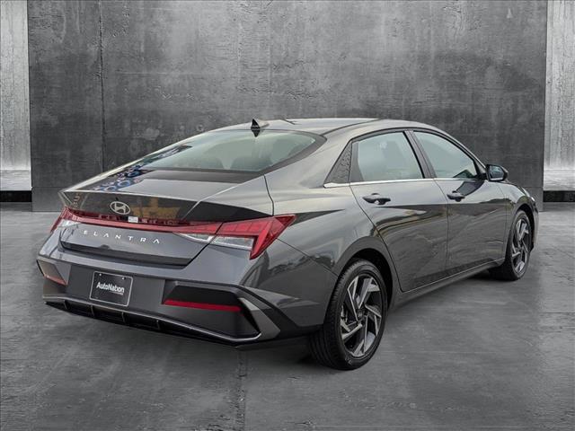 2024 Hyundai Elantra SEL Convenience photo 2