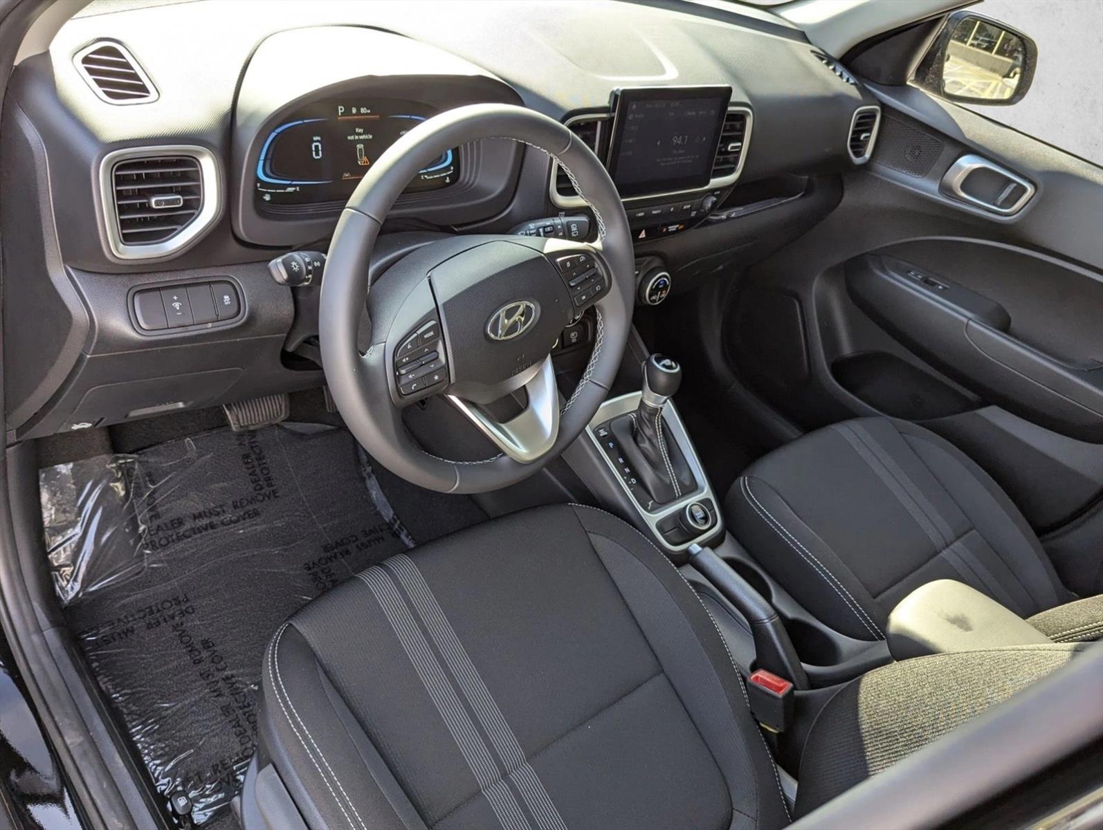 2025 Hyundai Venue SEL photo 3