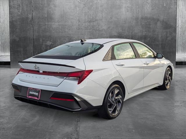 2025 Hyundai Elantra SEL Sport photo 2