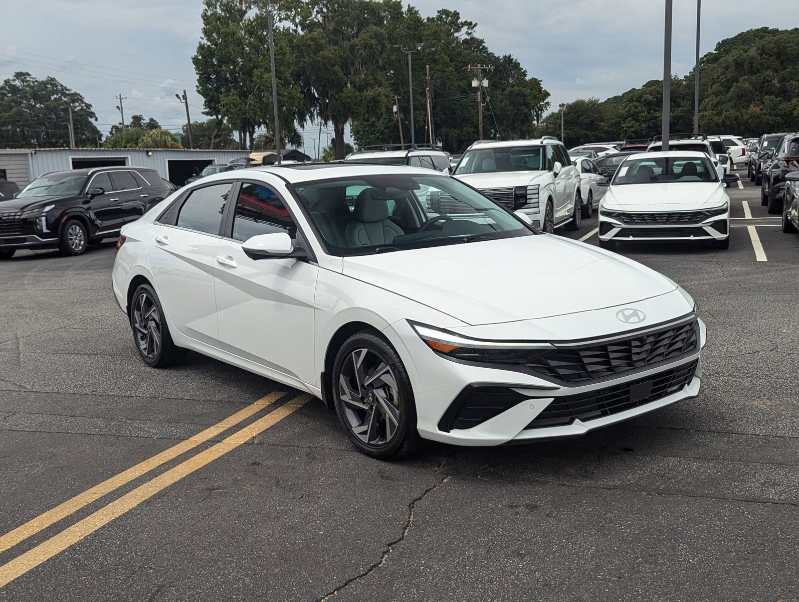 2024 Hyundai Elantra Limited photo 3
