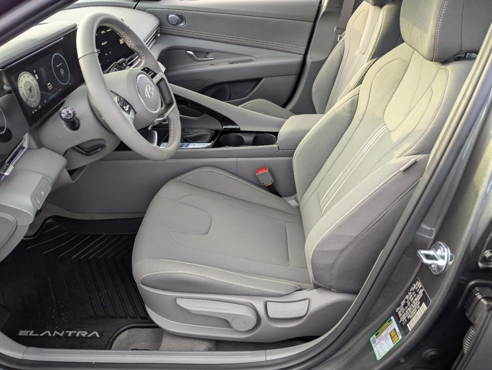 2025 Hyundai Elantra SEL Convenience photo 4