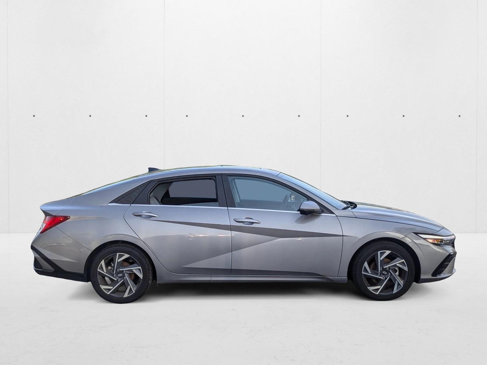 2024 Hyundai Elantra Limited photo 4