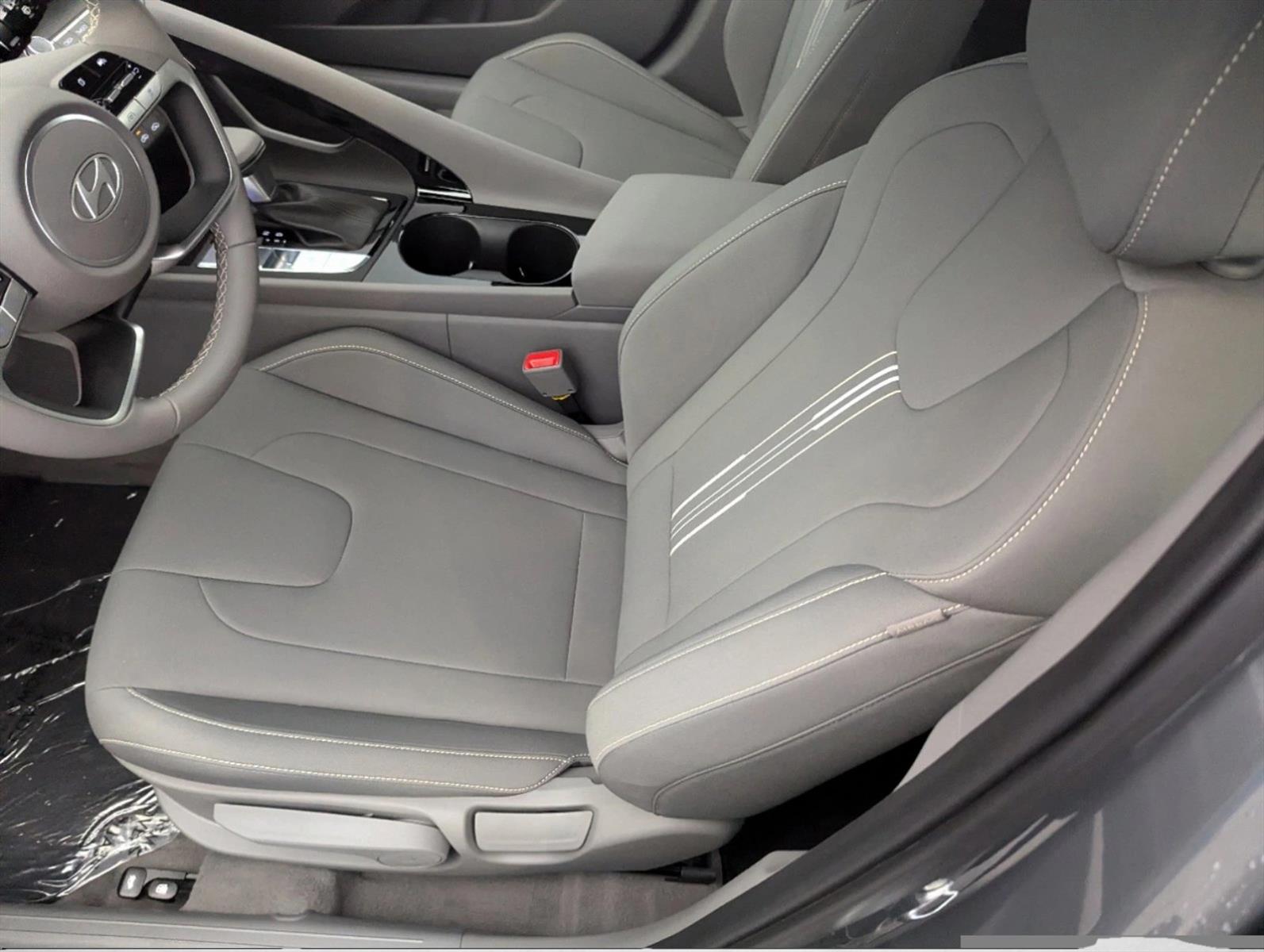 2025 Hyundai Elantra SEL Convenience photo 4