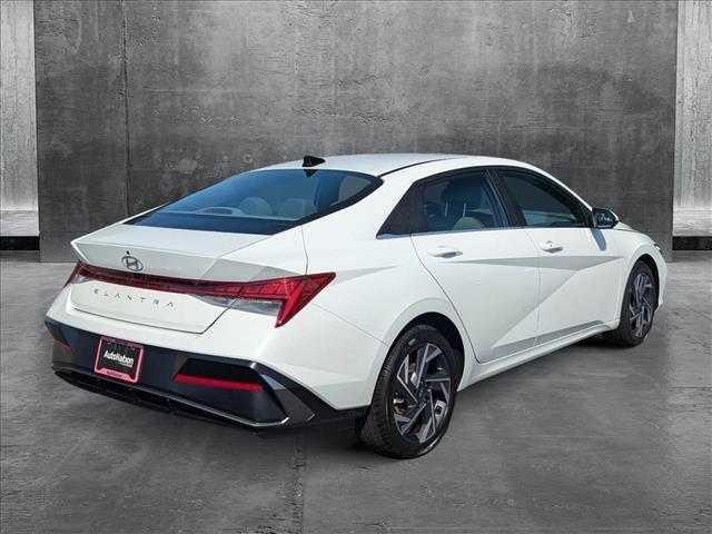 2024 Hyundai Elantra SEL Convenience photo 2