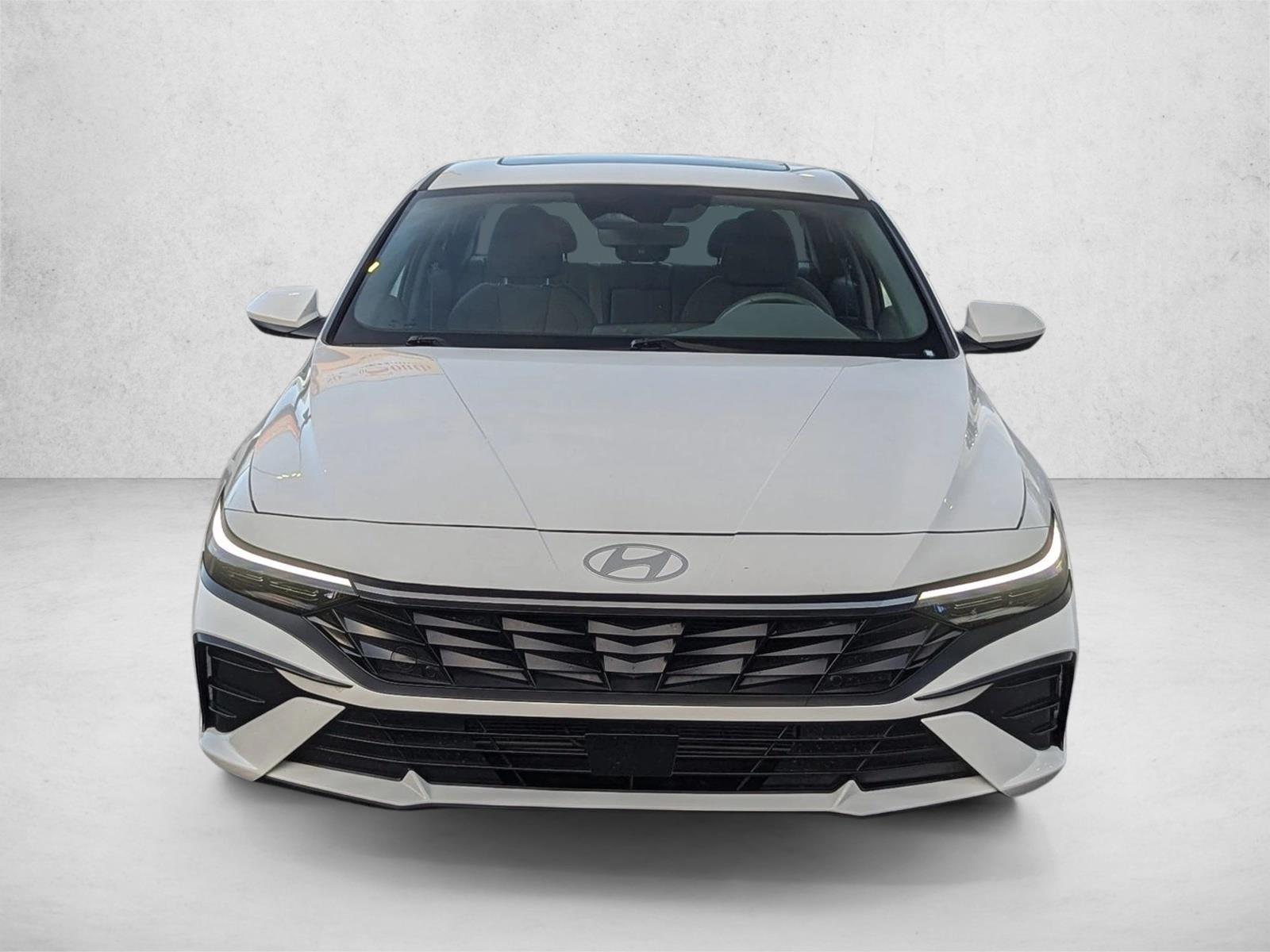 2024 Hyundai Elantra SEL Convenience photo 2