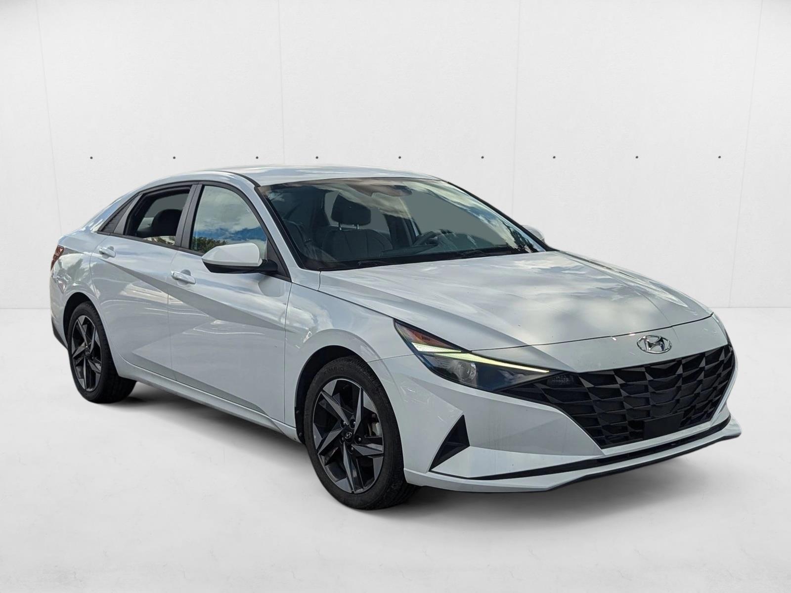 2023 Hyundai Elantra SEL Convenience photo 2