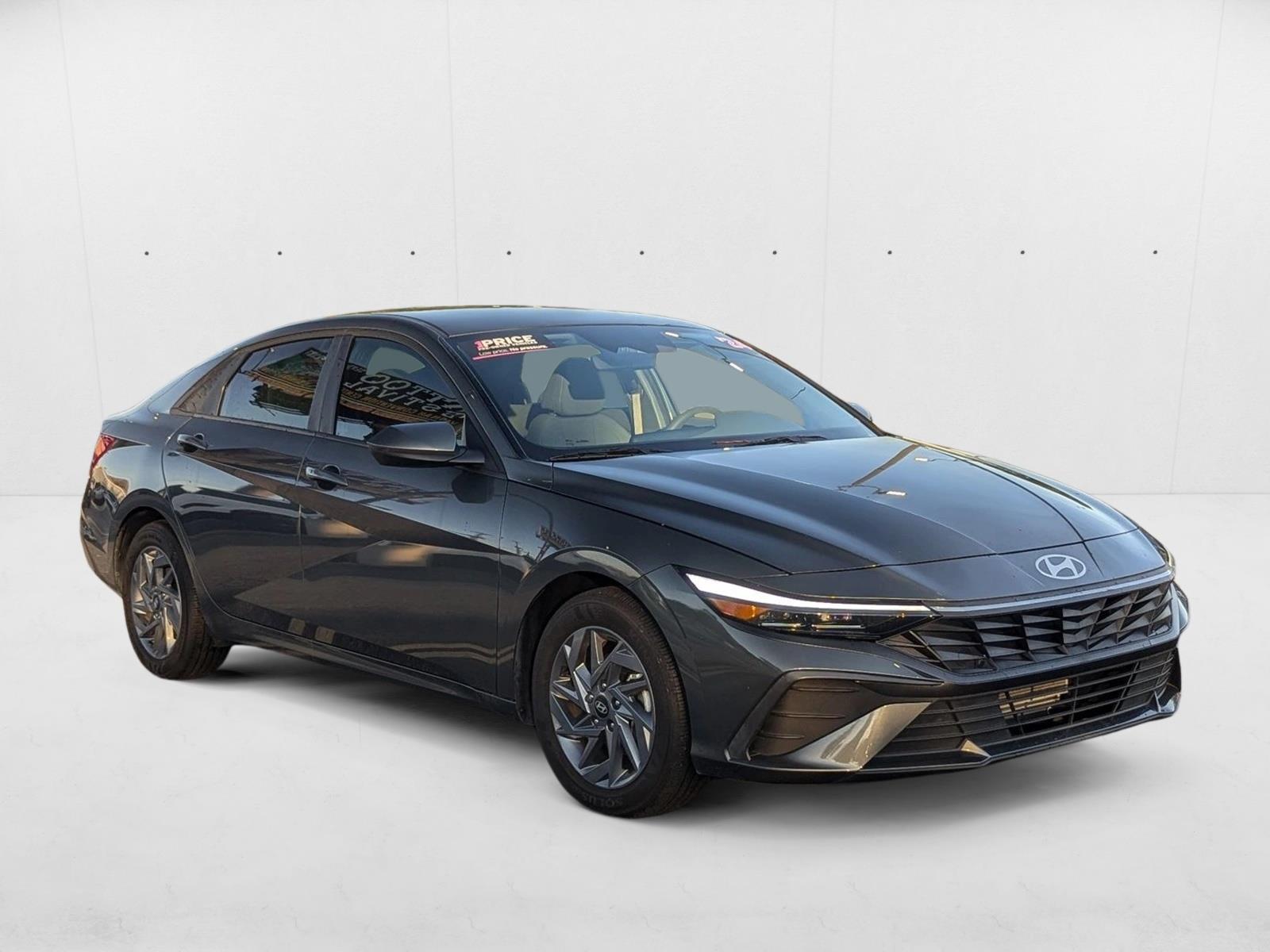 2024 Hyundai Elantra SEL photo 3