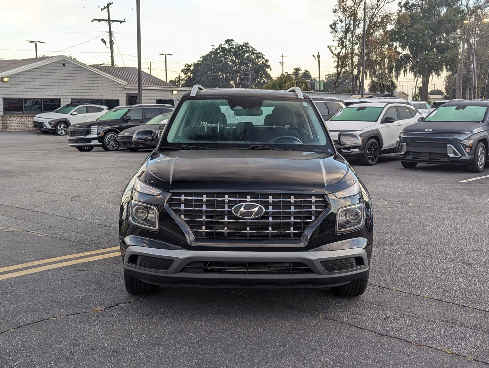 2025 Hyundai Venue SEL photo 2