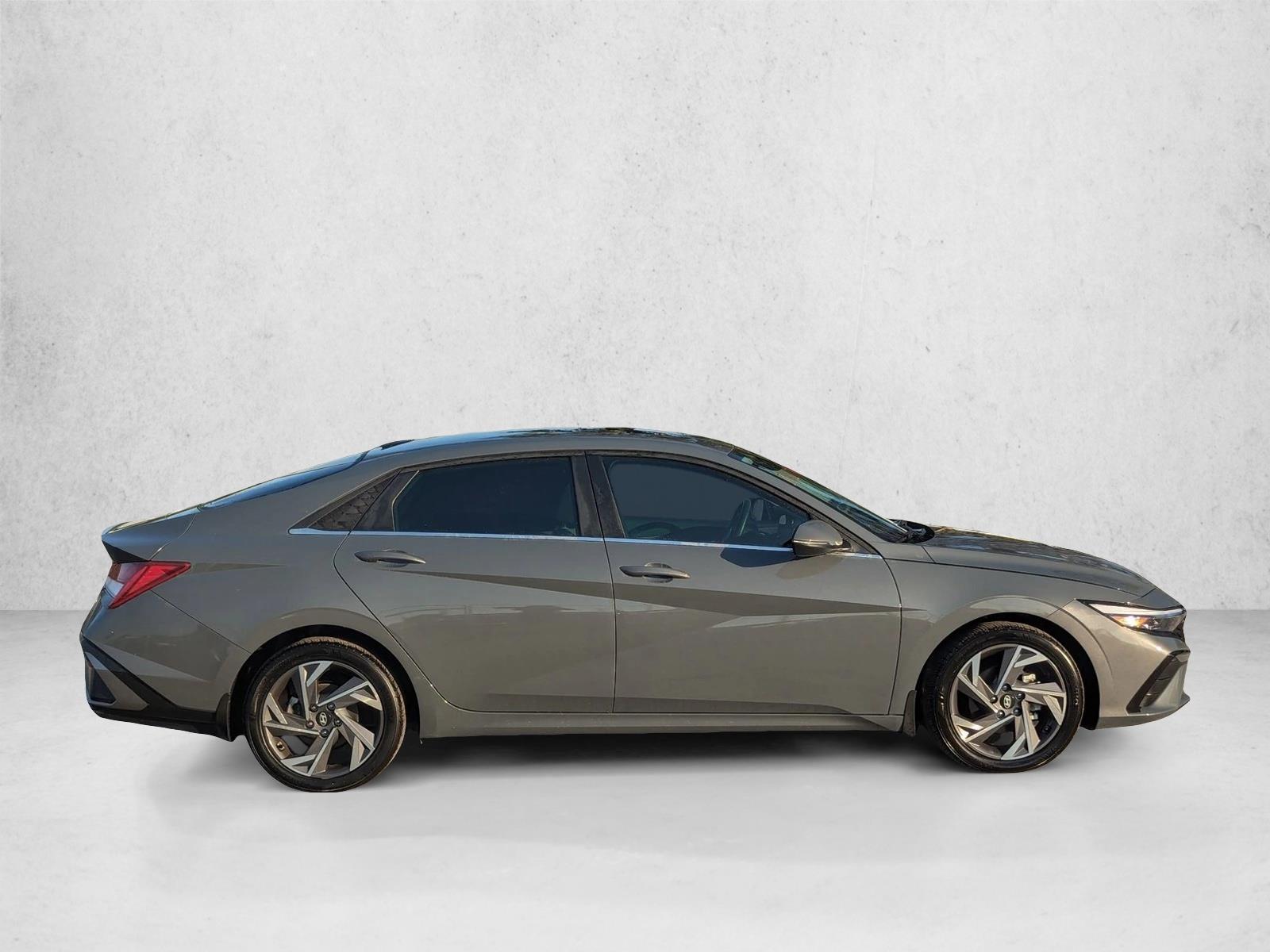 2025 Hyundai Elantra Limited photo 4