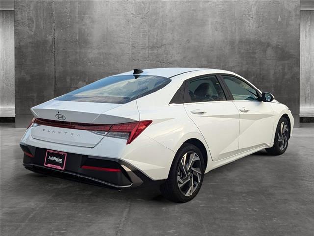 2024 Hyundai Elantra SEL Convenience photo 2