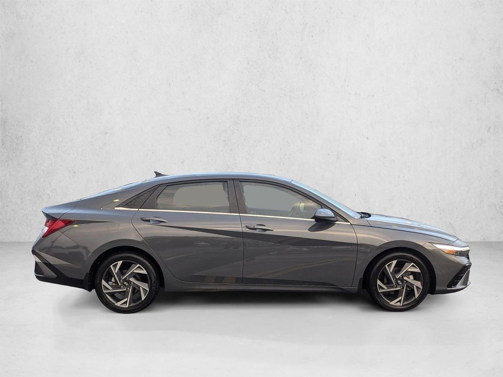 2025 Hyundai Elantra SEL Convenience photo 4