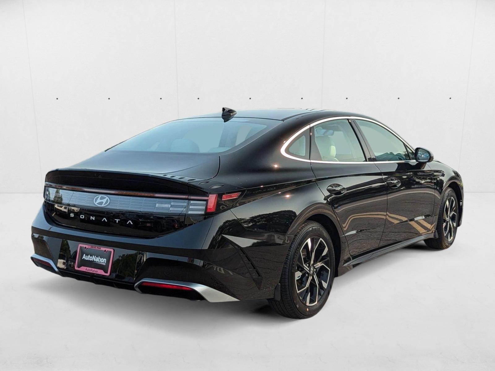 2025 Hyundai Sonata SEL photo 2