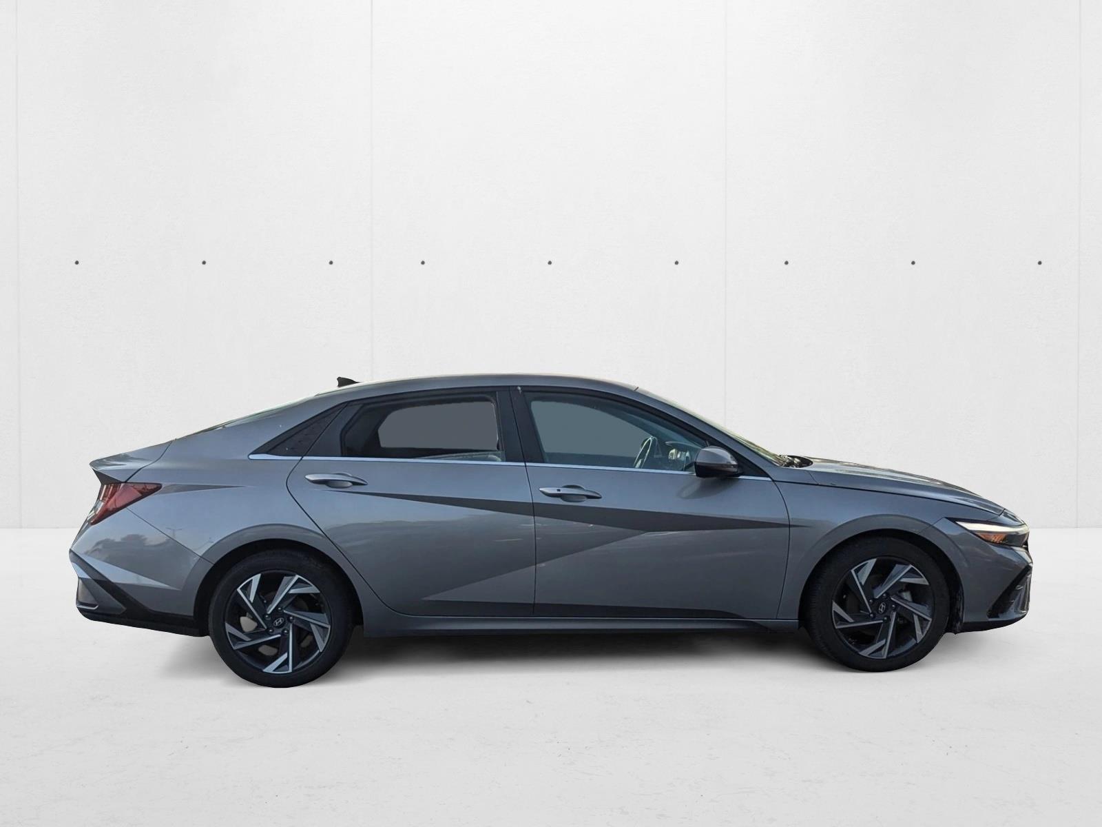 2024 Hyundai Elantra SEL Convenience photo 4