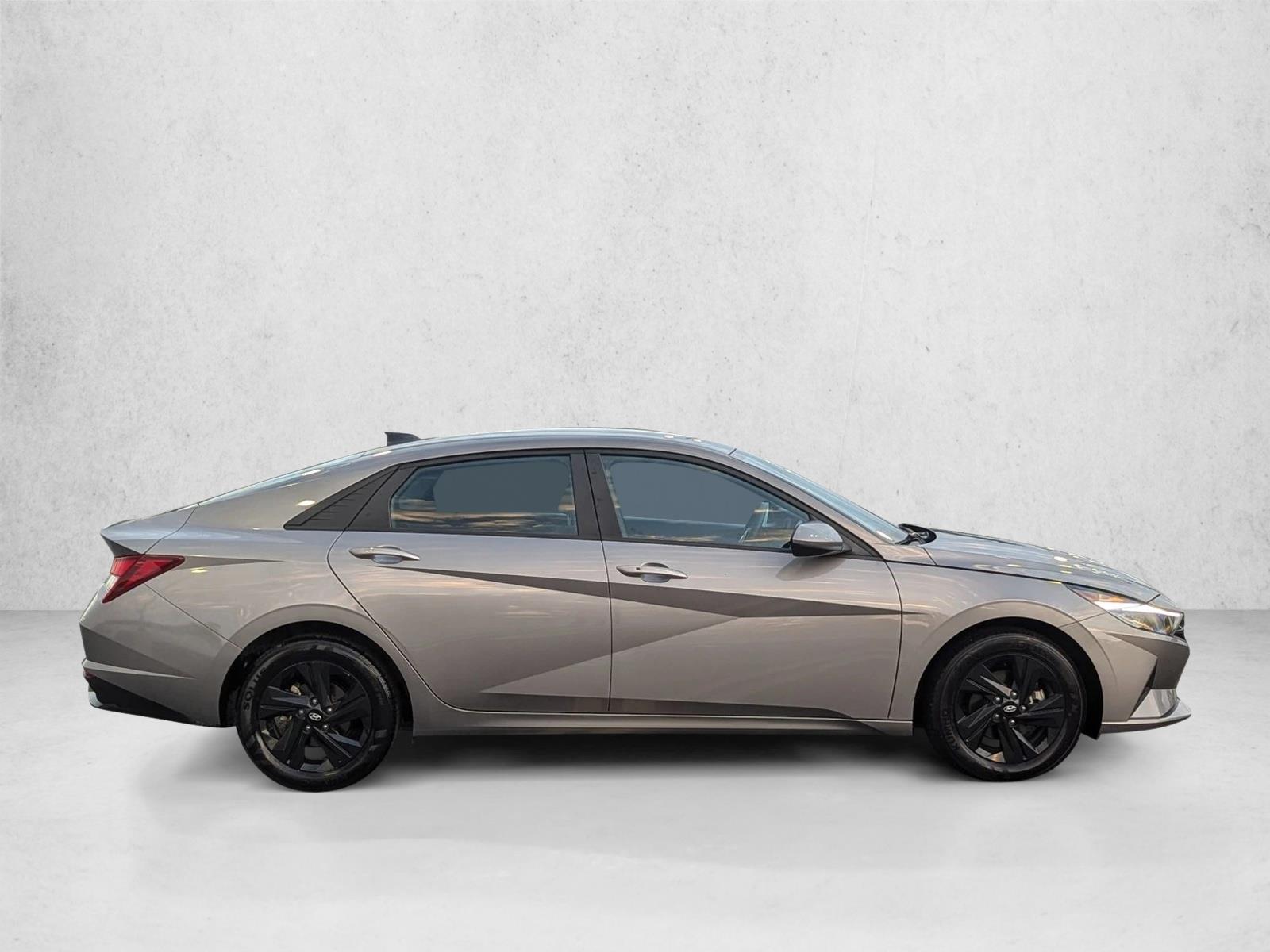 2023 Hyundai Elantra SEL photo 4