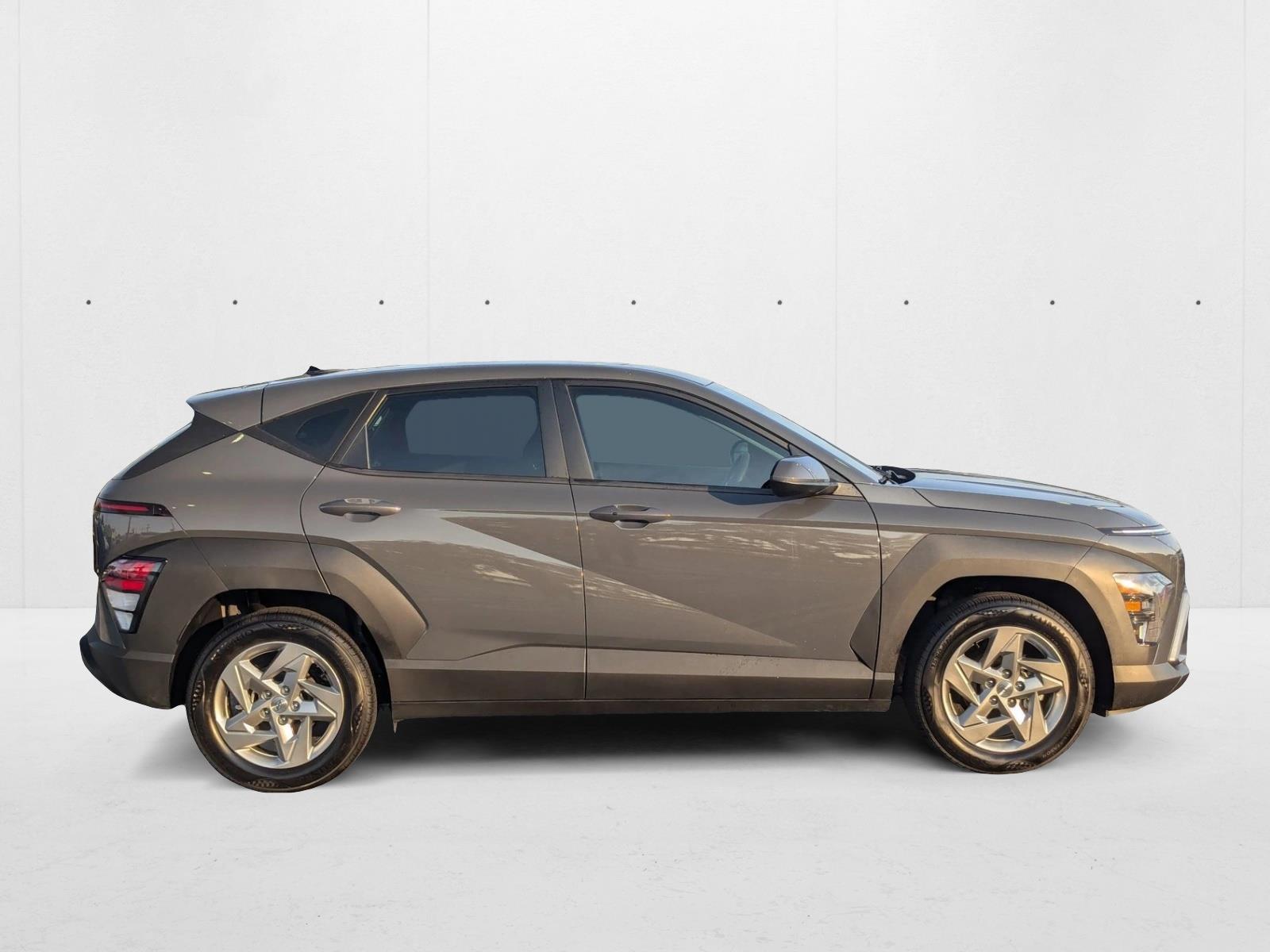 2025 Hyundai Kona SE photo 4