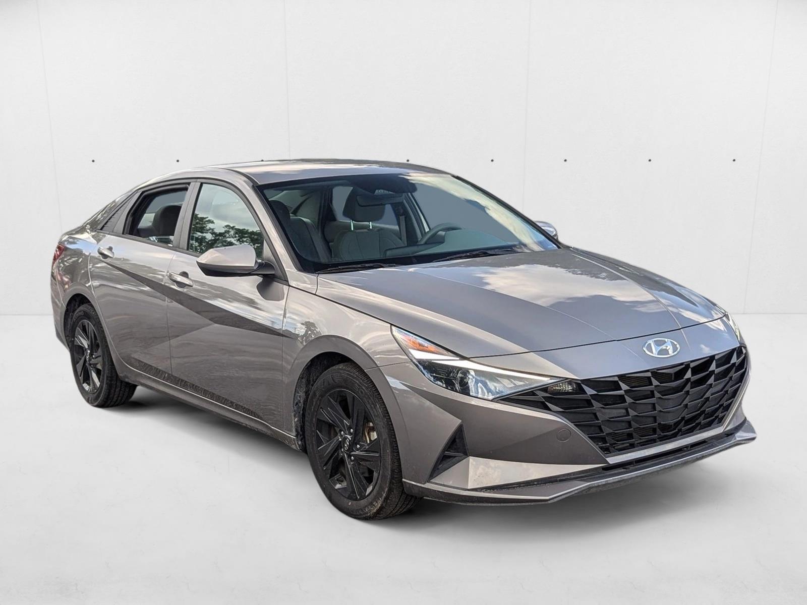 2023 Hyundai Elantra SEL photo 3