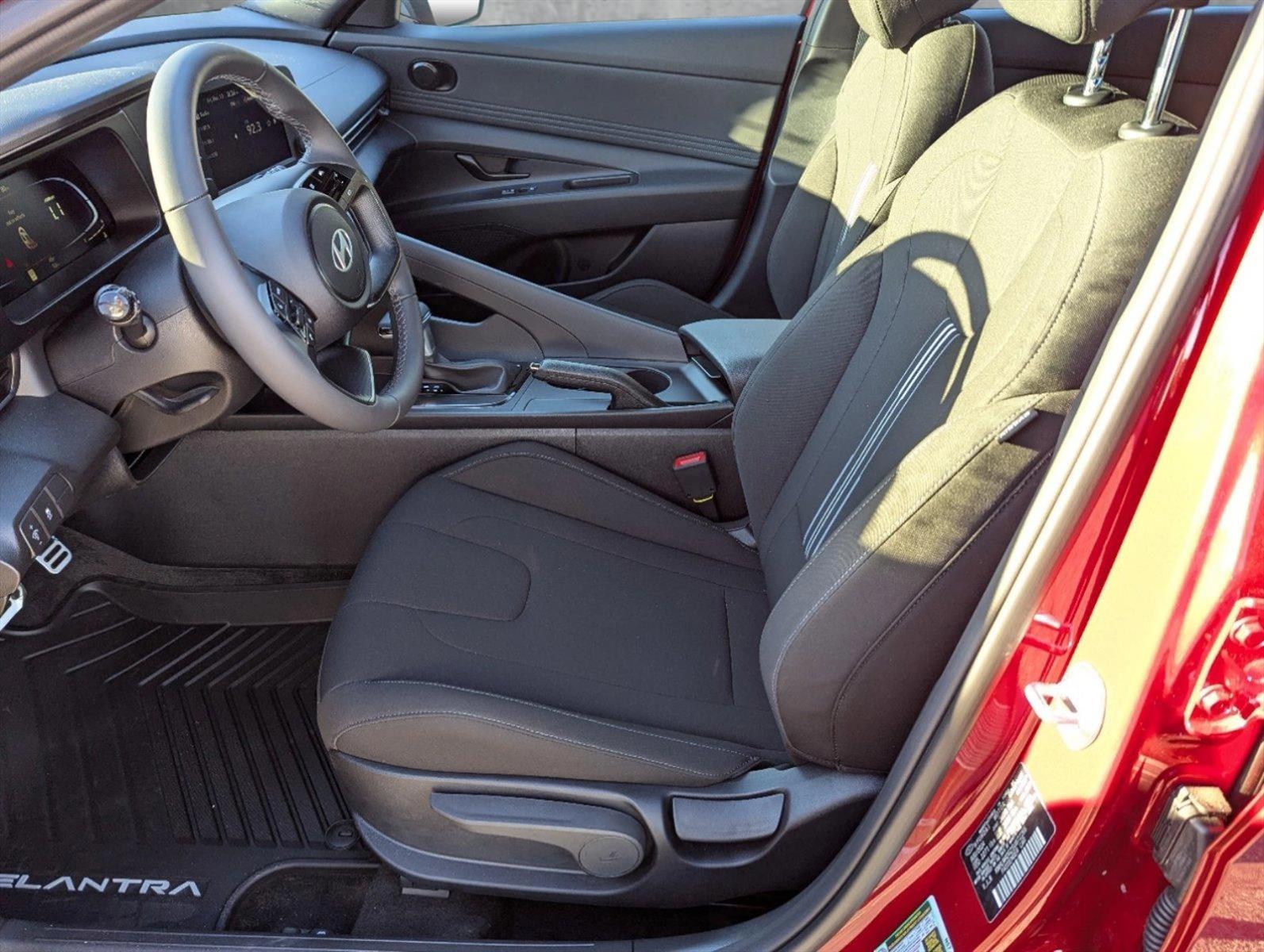 2025 Hyundai Elantra SEL Sport photo 4