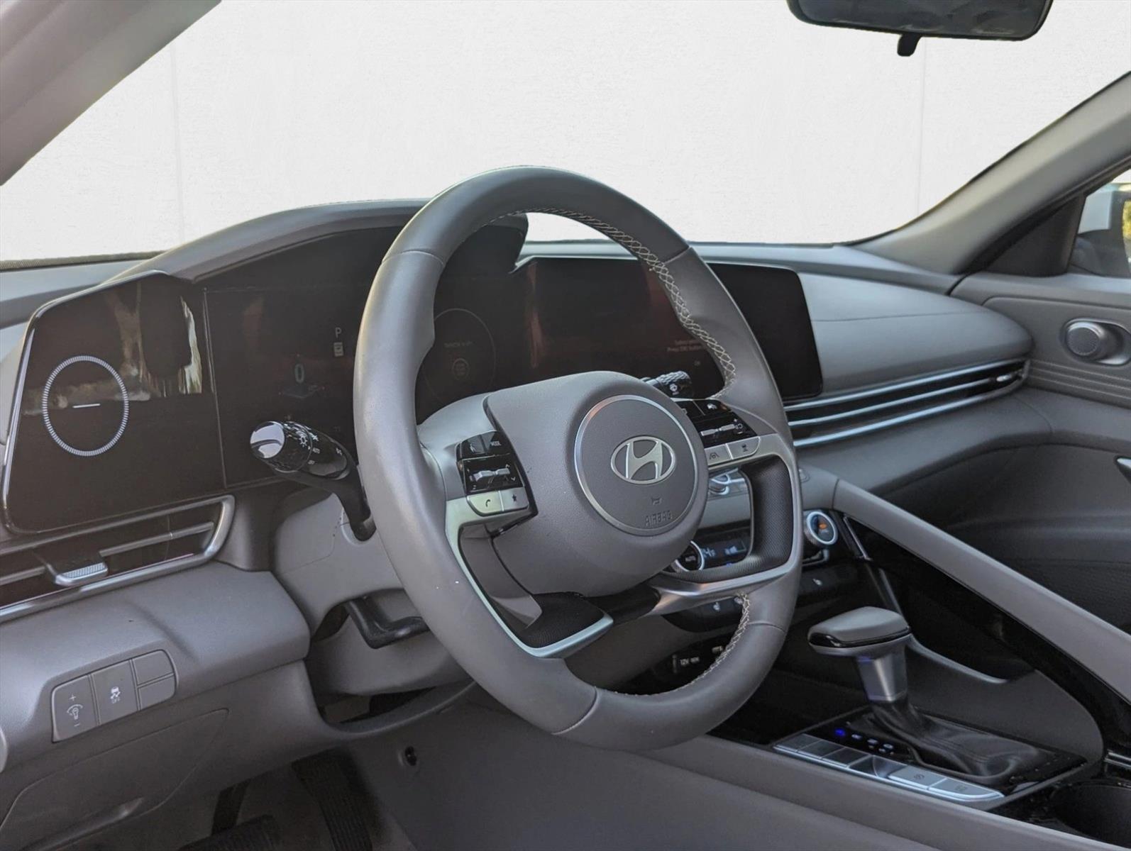 2024 Hyundai Elantra SEL Convenience photo 4