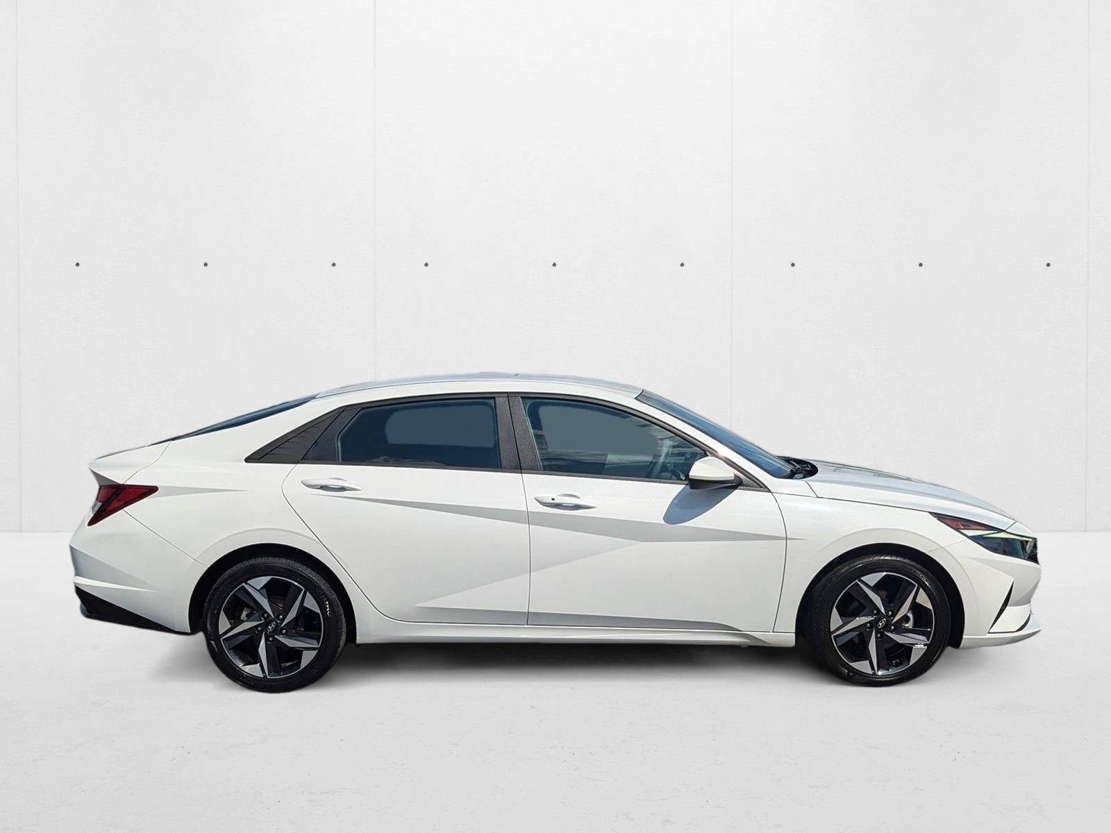 2023 Hyundai Elantra SEL Convenience photo 4