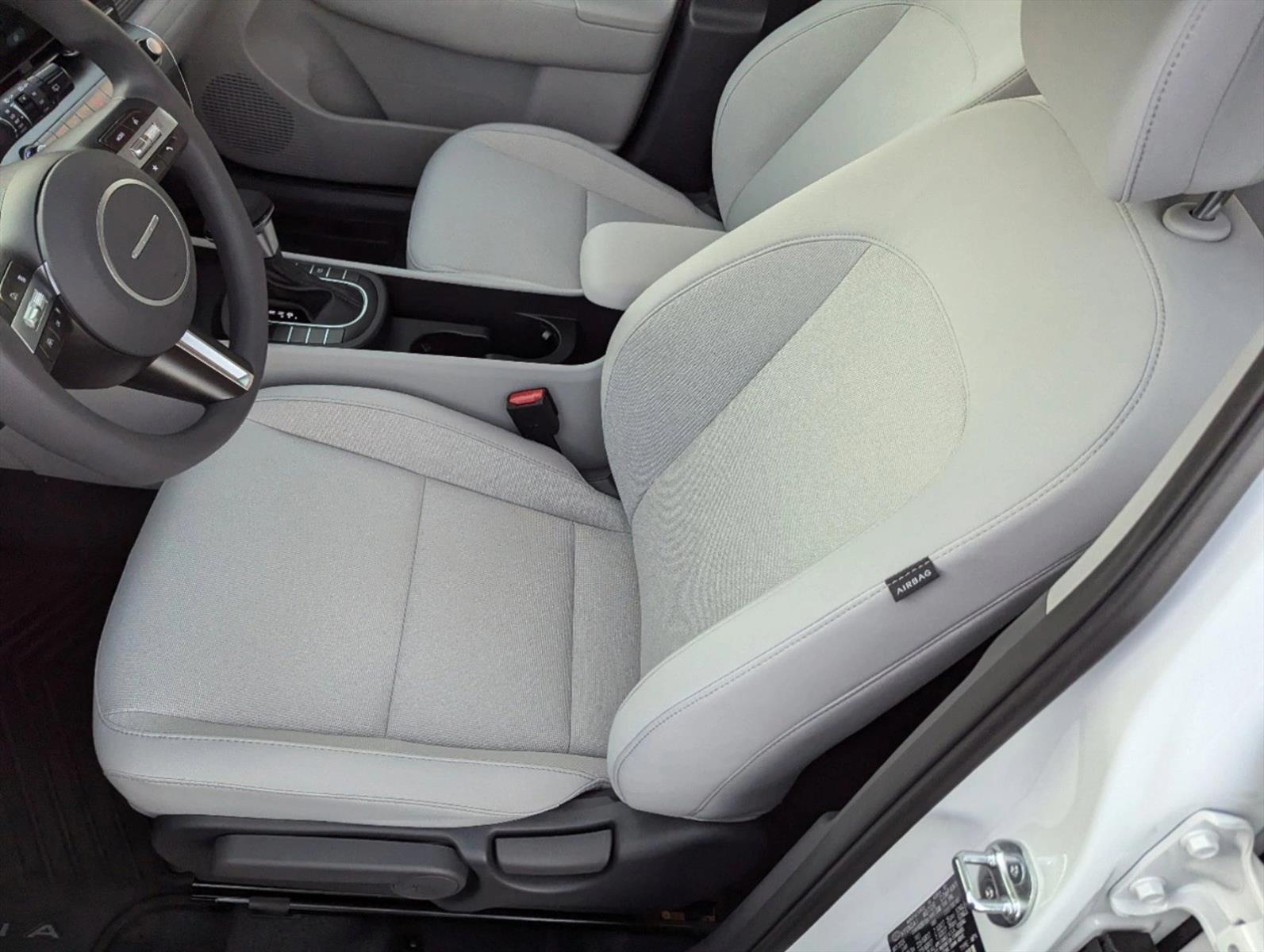 2024 Hyundai Kona SE photo 3