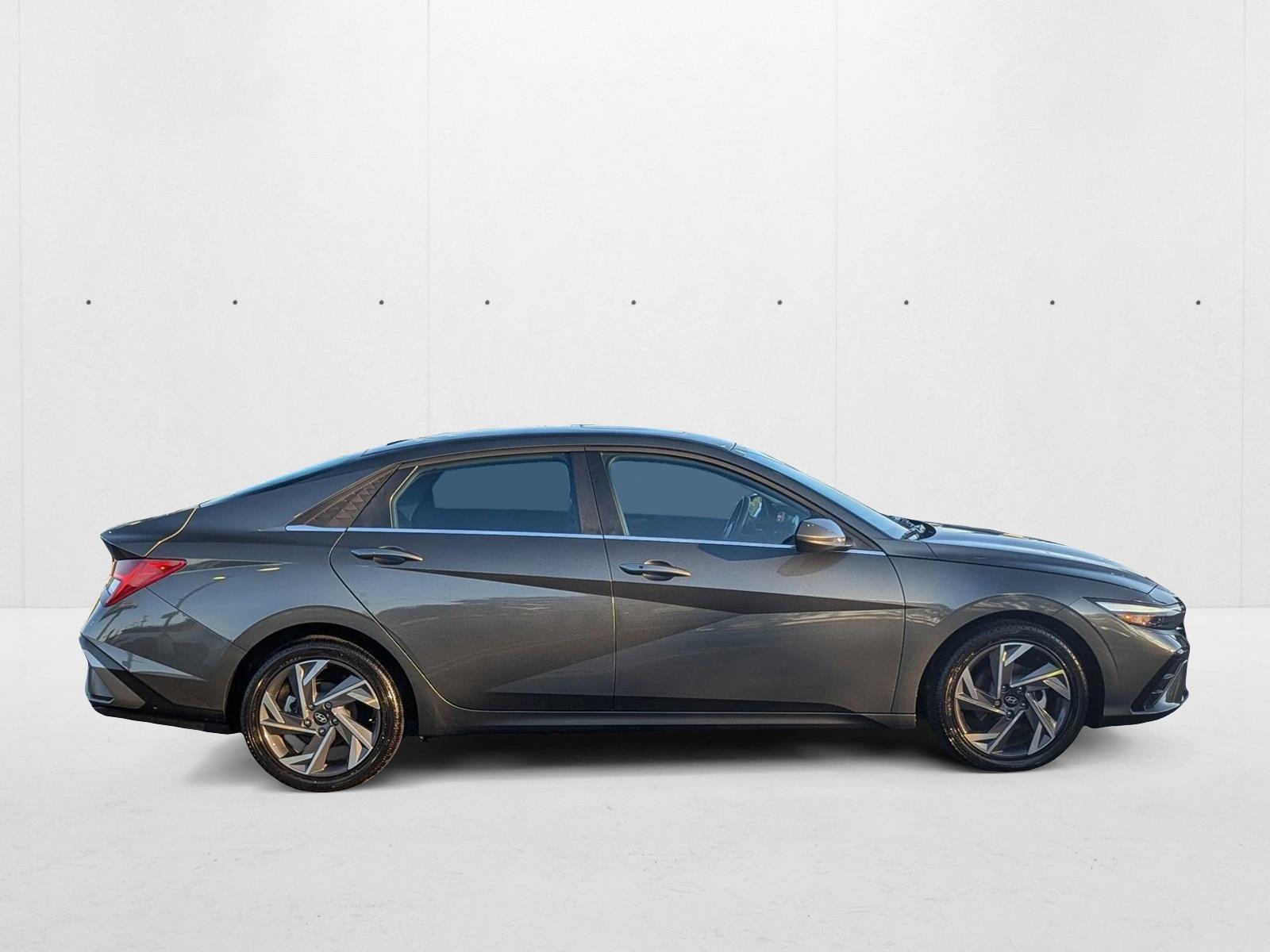 2025 Hyundai Elantra SEL Convenience photo 4