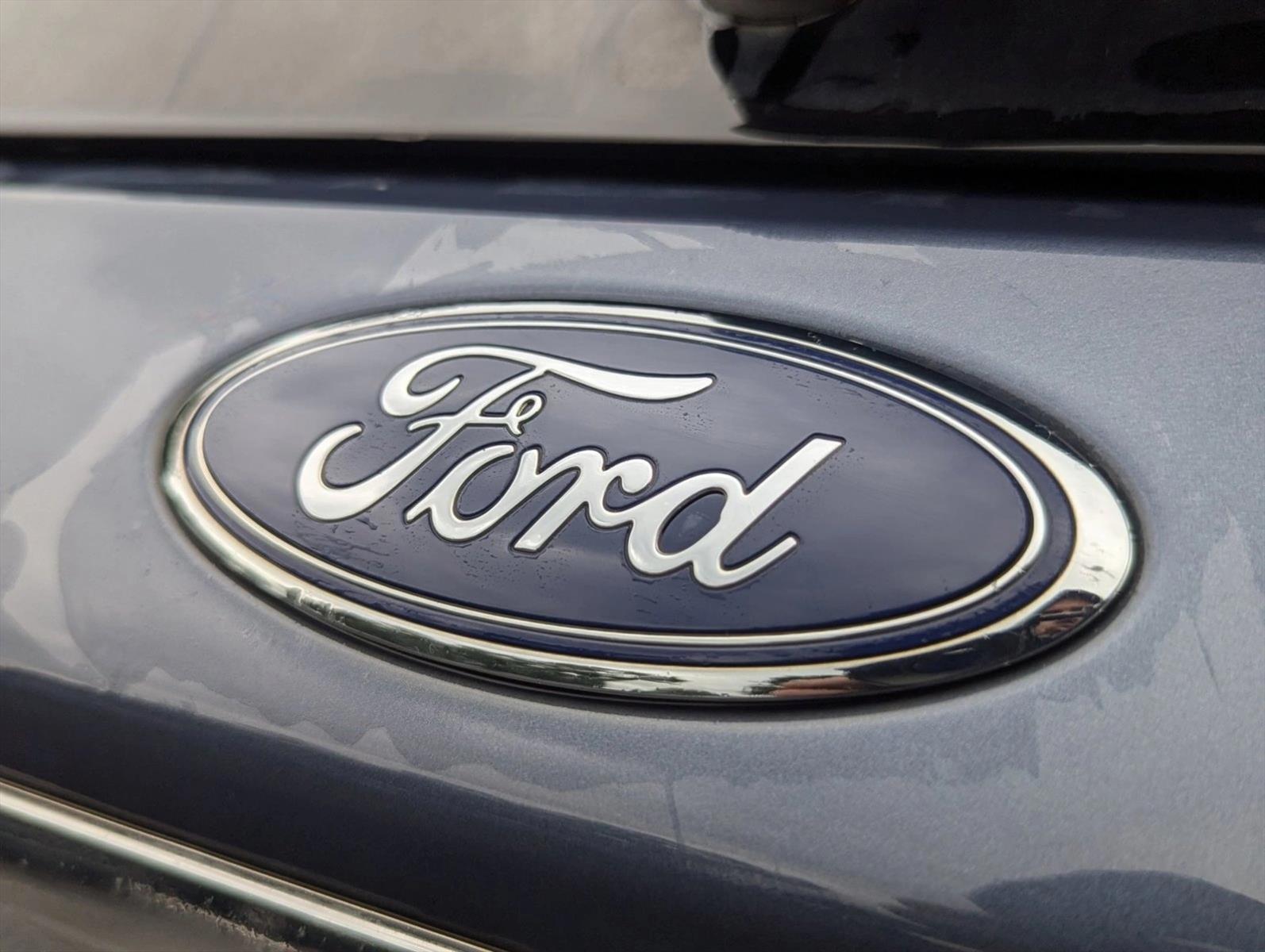 2021 Ford Explorer XLT photo 2