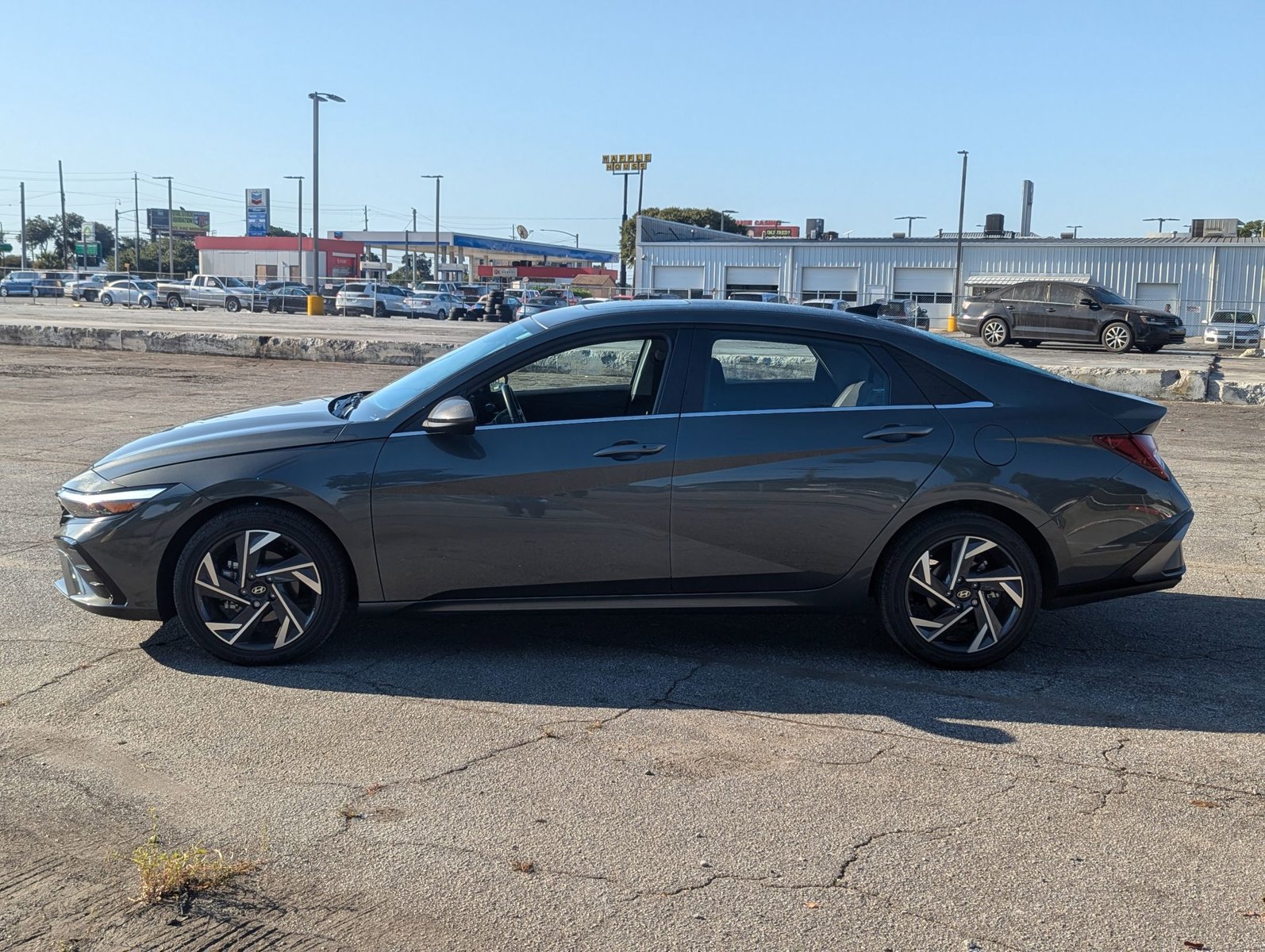 2025 Hyundai Elantra SEL Convenience photo 4