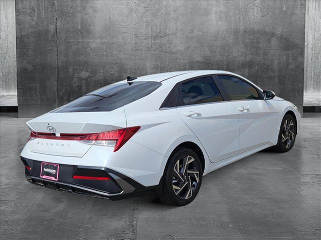 2025 Hyundai Elantra SEL Convenience photo 2