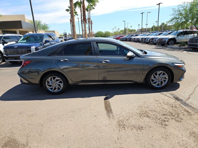 2024 Hyundai Elantra SEL photo 4