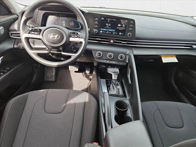 2025 Hyundai Elantra SE - Photo 12