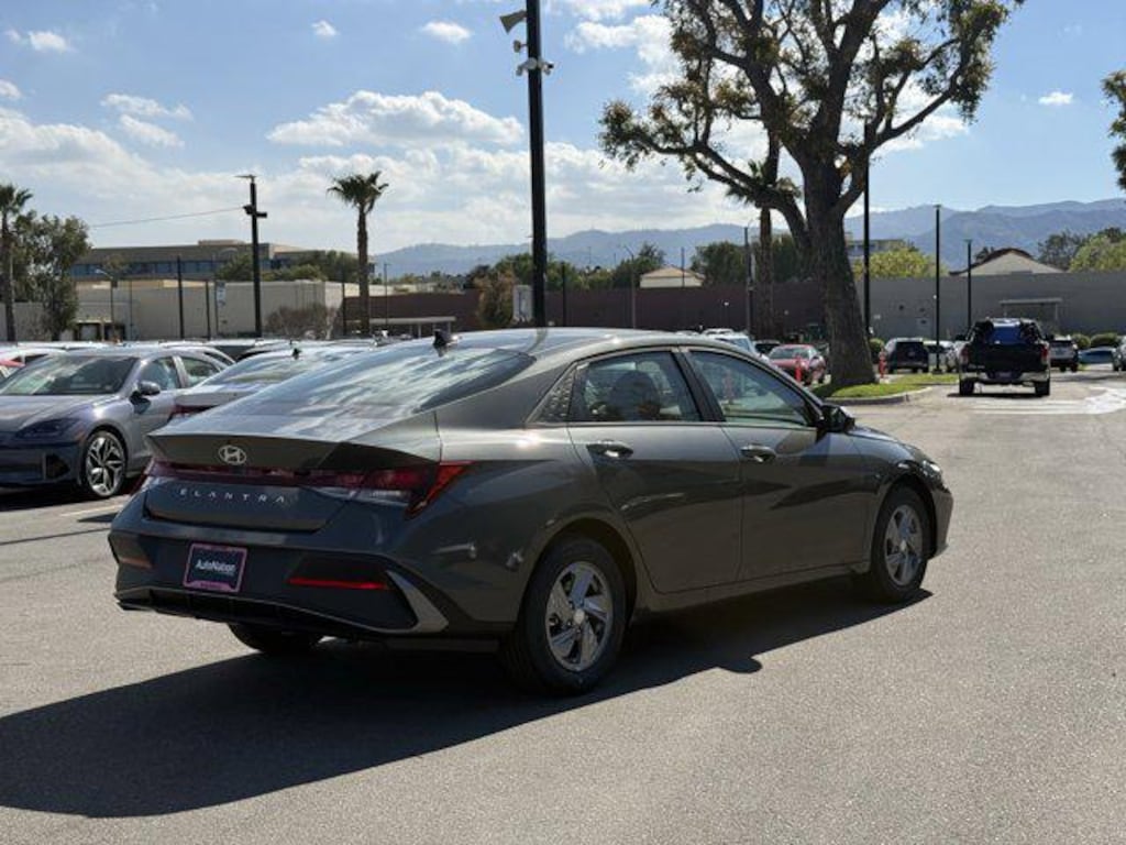 New 2026 Hyundai Elantra SE Sedan
