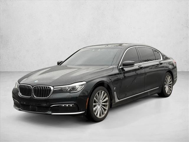 2018 BMW 7 Series 740e's photo
