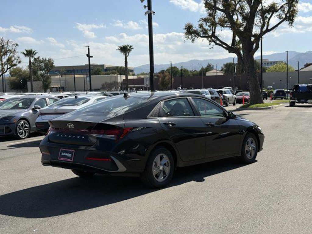 New 2026 Hyundai Elantra SE Sedan