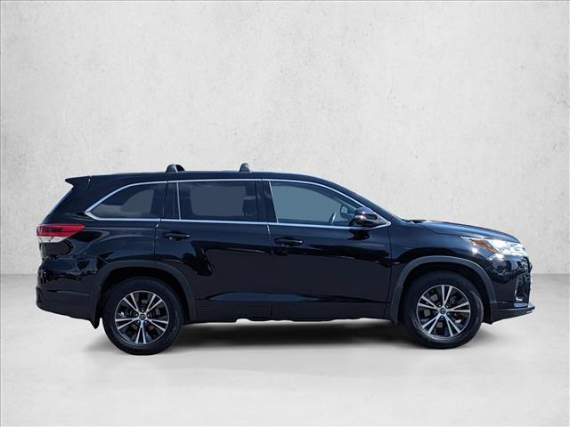 2018 Toyota Highlander LE photo 4