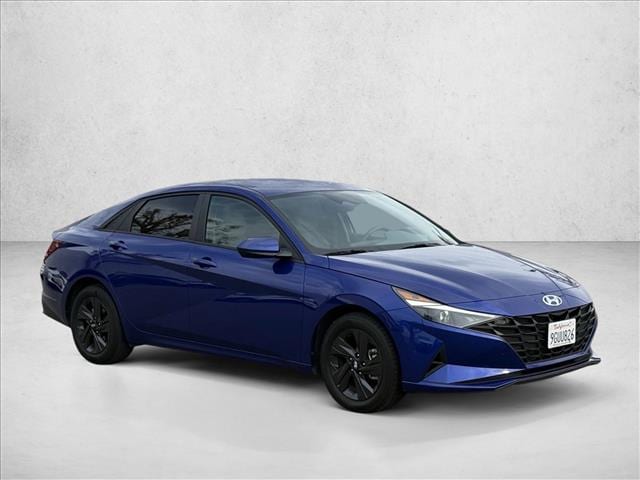 2023 Hyundai Elantra SEL photo 3