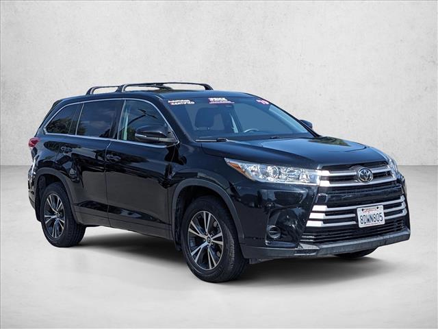 2018 Toyota Highlander LE photo 3