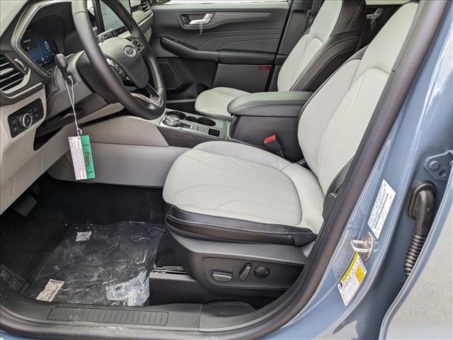 2025 Ford Escape Titanium photo 3