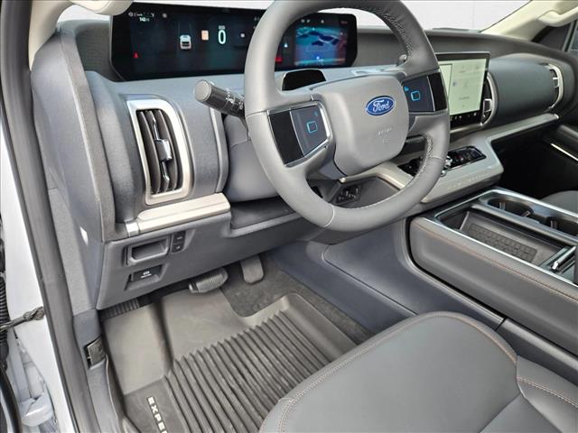 2025 Ford Expedition photo 3