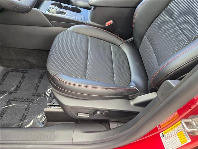 2025 Ford Escape ST-Line photo 4