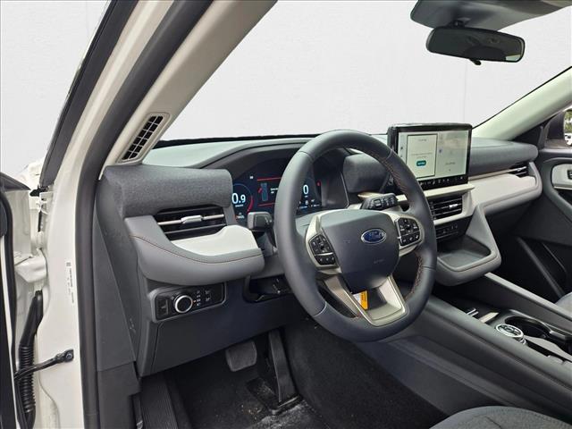 2025 Ford Explorer photo 3
